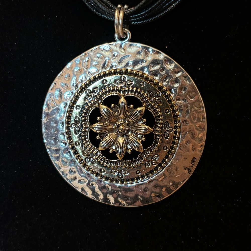 Lovely pendant necklace with hammered metal look. Mixed silver bronze.